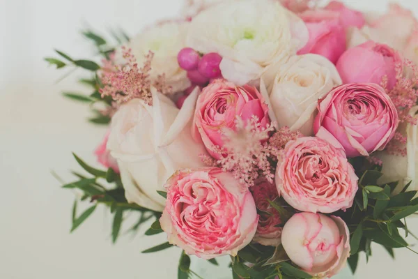 Rosen Und Hahnenfuß Blumenstrauß Aus Nächster Nähe — Stockfoto