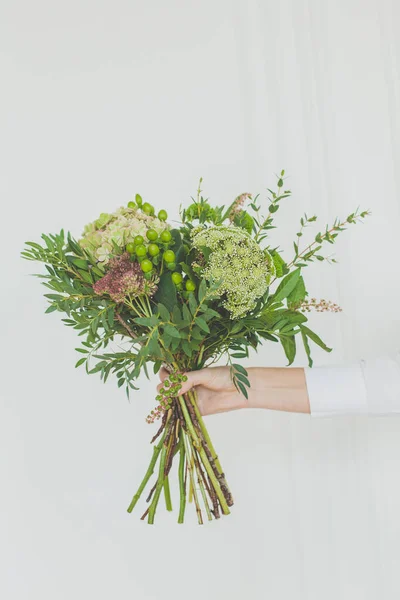 Zöld Virágok Női Kézben Fehér Háttér — Stock Fotó