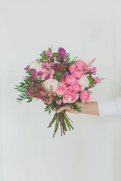 Rosa Lila Och Gröna Blommor Kvinnlig Hand Vit Bakgrund — Stockfoto