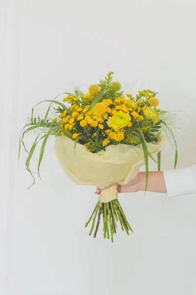 Fiori Gialli Erba Verde Mano Femminile Sfondo Bianco — Foto Stock