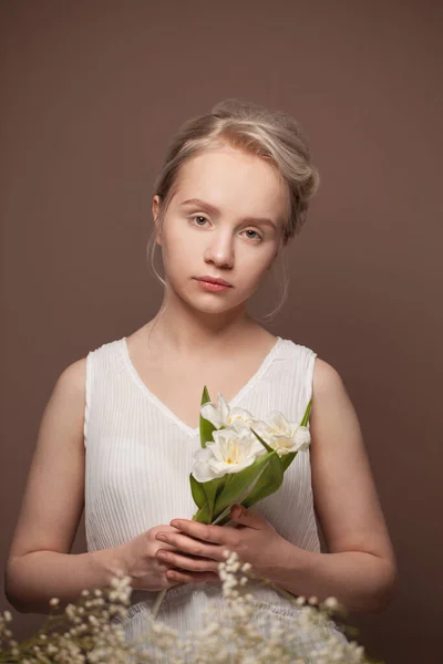 Young Woman Blonde Model White Flowers Posing Brown Background — Stock Photo, Image