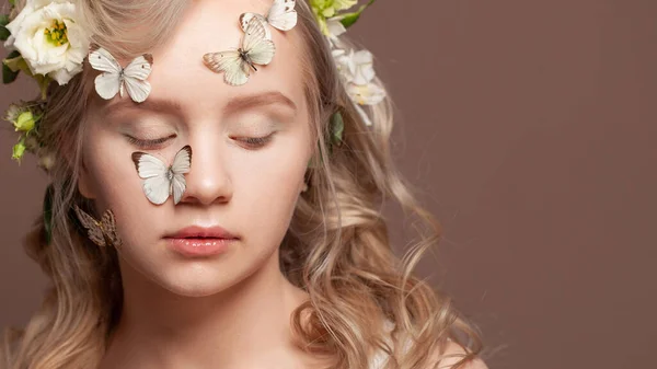 Bella Donna Bionda Faccia Con Capelli Sani Pelle Chiara Fiori — Foto Stock