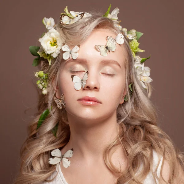 Cara Jovem Saudável Modelo Feminino Loira Com Cabelo Encaracolado Flores — Fotografia de Stock