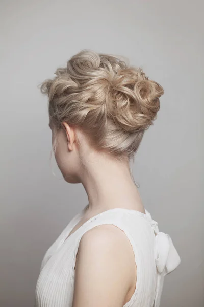 Mulher Loira Updo Penteado Fundo Branco — Fotografia de Stock