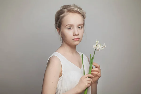 Porträtt Trevlig Ung Kvinna Med Blond Updo Hår Och Vita — Stockfoto