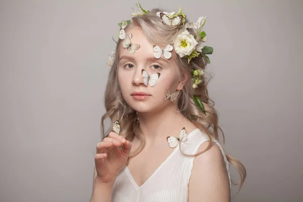 Schöne Blondine Mit Schönen Weißen Blumen Und Schmetterling Auf Weißem — Stockfoto