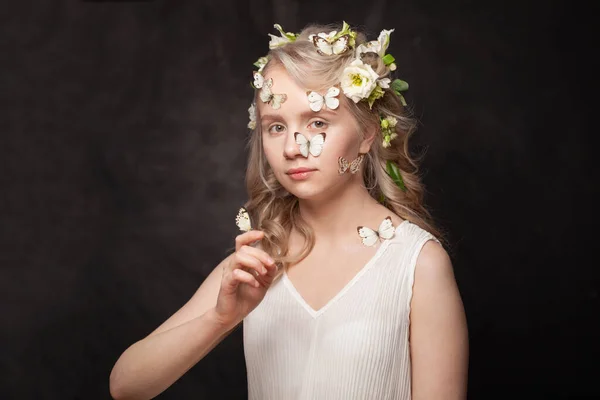 Gesunde Junge Frau Mit Weißen Frühlingsblumen Und Schmetterling Der Hand — Stockfoto