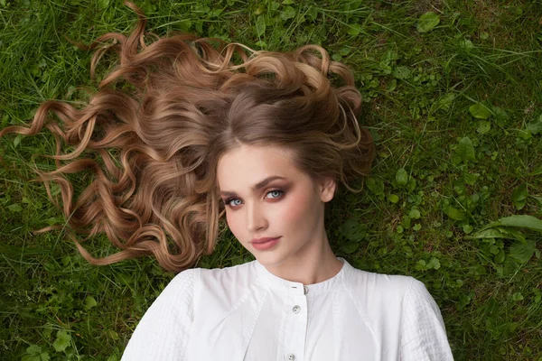 Mulher Loira Encantadora Com Cabelo Longo Saudável Deitado Grama Verde — Fotografia de Stock