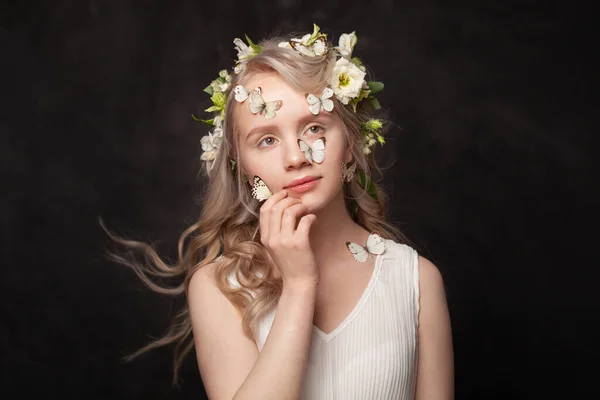 Šťastná Mladá Žena Bílými Jarní Květiny Motýl Snící Černém Pozadí — Stock fotografie