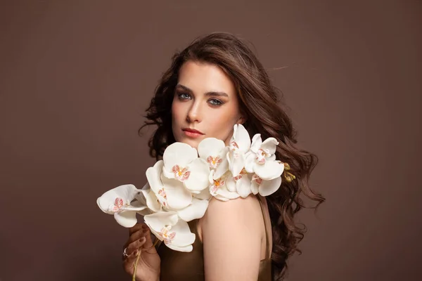 Молодая Идеальная Женщина Длинной Темной Кудрявой Прической Белыми Цветами Орхидеи — стоковое фото