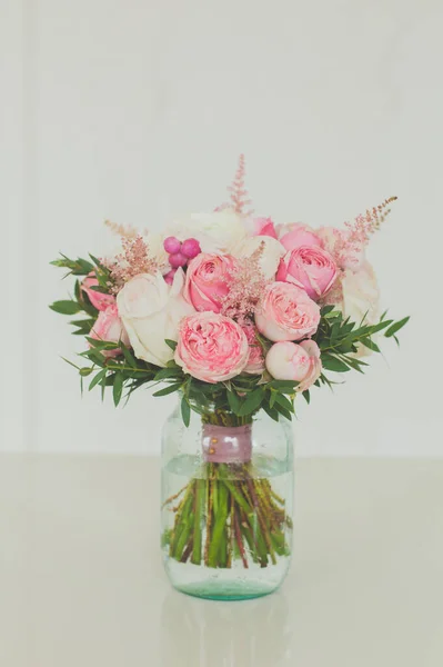 Flores Brancas Rosa Rosa Vaso Vidro Branco — Fotografia de Stock