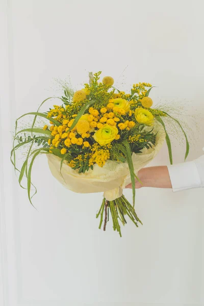 Gelbe Blumen Und Grünes Gras Weiblicher Hand — Stockfoto