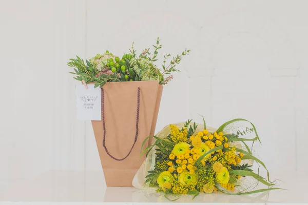 Vackra Blommor Hantverk Papperspåse Vitt — Stockfoto