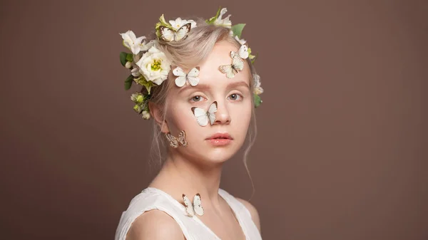 Sladká Mladá Žena Bílými Jarní Květiny Motýl Hnědém Pozadí — Stock fotografie