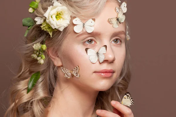 Portrét Sladké Perfektní Mladé Ženy Zdravými Blond Kudrnaté Vlasy Bílé — Stock fotografie