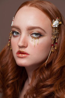 Cadılar Bayramı makyajı. Güzel genç kadın Japon tilkisi.