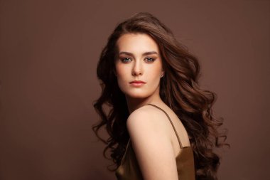 Güzel saçlar uzun kıvırcık saç stili kadın güzellik makyajlı kadın model stüdyo resmi