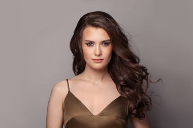 Uzun parlak dalgalı saçlı esmer kadın. Kıvırcık saçlı güzel bir manken..