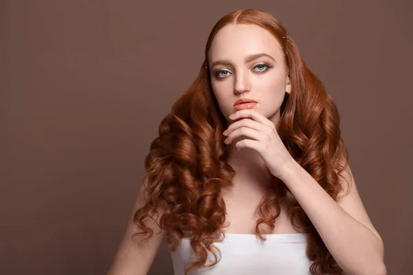 Belleza Pelirroja Mujer Joven Con Cabello Largo Jengibre Retrato Piel —  Fotos de Stock