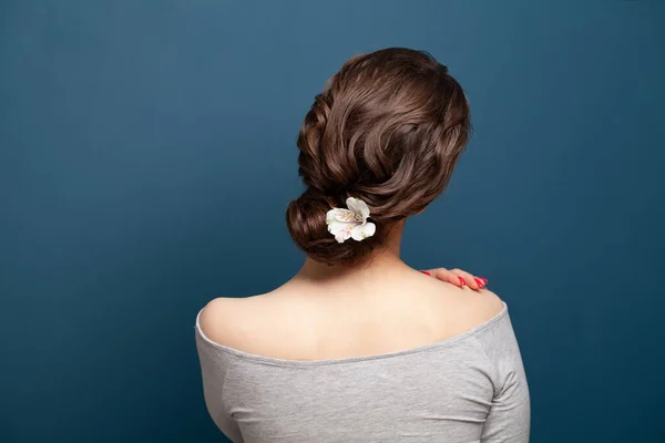Tête Femme Brune Cheveux Foncés Avec Des Fleurs Blanches Coiffure — Photo