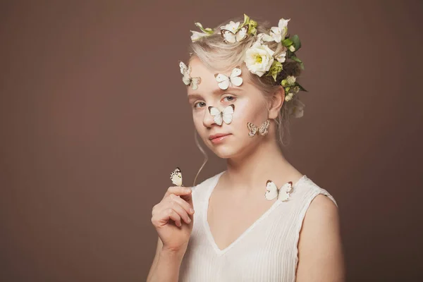 Attraktive Frau Mit Sanften Weißen Blüten Auf Dem Kopf Und — Stockfoto