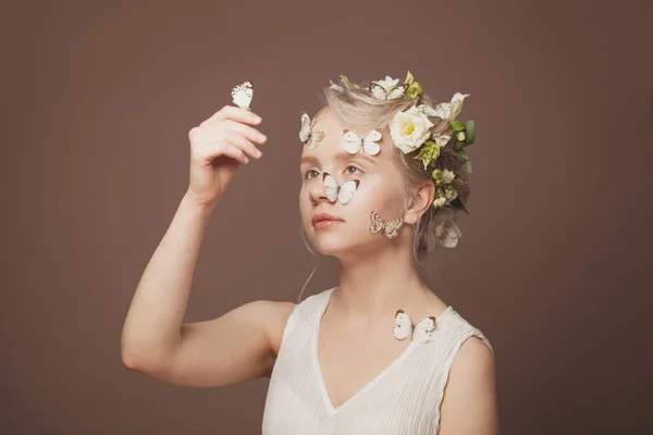 Studio Portrét Krásné Blondýny Květinami Vlasech Bílý Motýl Sedí Její — Stock fotografie