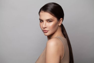 Güzel bir kadın yüzü beyaz stüdyoya yakın.