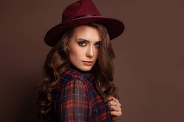 Şapka portresindeki kendine güvenen başarılı güzel bir kadın.