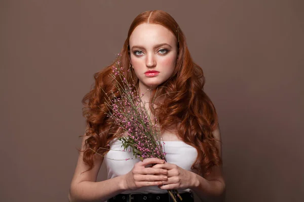 Spring Woman Portrait Redhead Woman Holds Flowers — Φωτογραφία Αρχείου