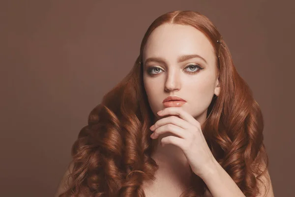Pretty Young Redhead Woman Healthy Ginger Hair Pastel Color Manicure — Φωτογραφία Αρχείου