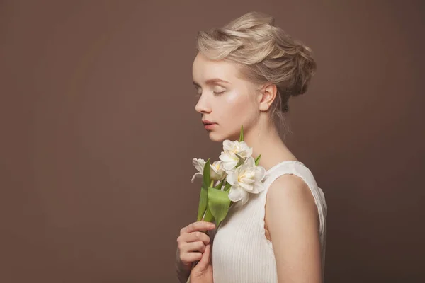 Beauté Femme Prend Belles Fleurs Dans Ses Mains Sur Fond — Photo