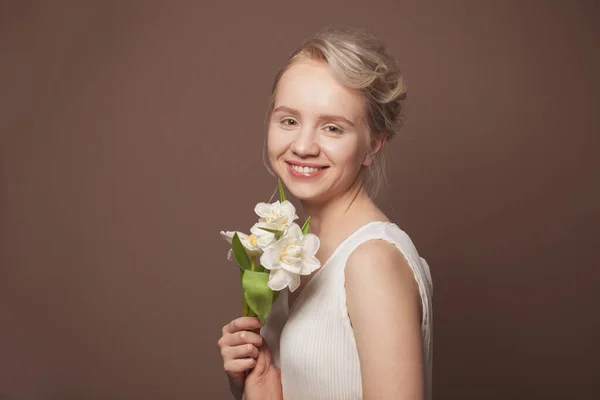 Blonde Beauty Light Makeup Smiling Holding Flowers — Foto Stock