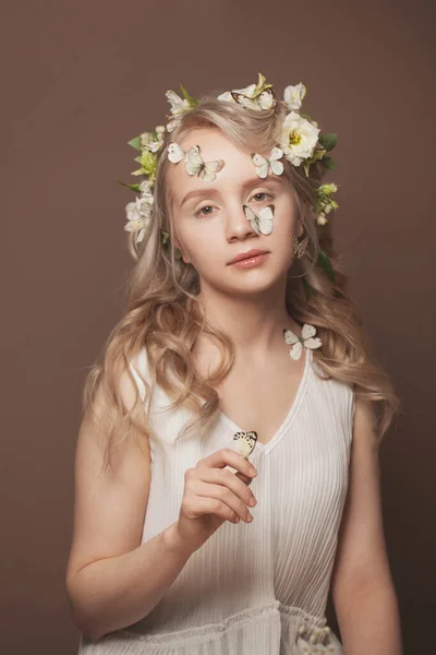 Hermosa Mujer Modelo Primavera Flores Mariposa Verano Maquillaje Desnudo Pelo —  Fotos de Stock