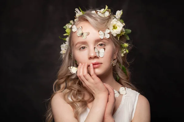 Charmante Junge Dame Mit Blumen Und Schmetterlingen Auf Schwarzem Hintergrund — Stockfoto