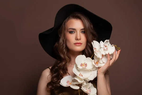 Hermosa Mujer Con Sombrero Clásico Perfecto Mdel Femenino Con Peinado —  Fotos de Stock