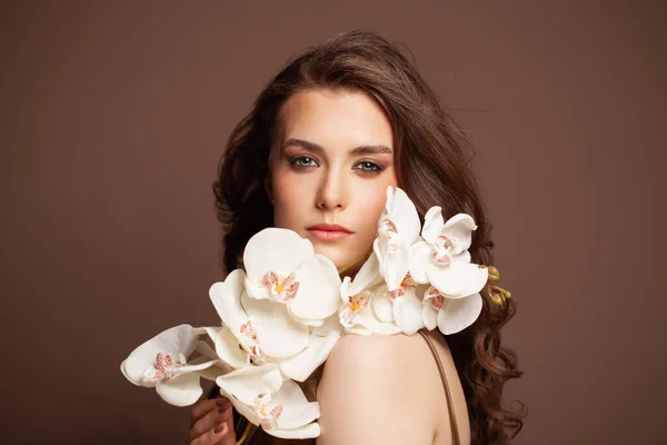 Schöne Frau Mit Blumen Brünettes Model Mit Gesunder Sauberer Haut — Stockfoto