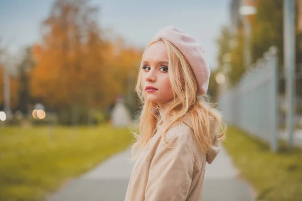 Foto Moda Aire Libre Joven Hermosa Dama Paisaje Otoño — Foto de Stock