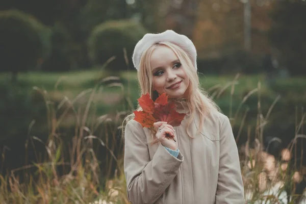 Outdoor Portrait Young Beautiful Happy Smiling Woman Long Hair Wearing — Zdjęcie stockowe