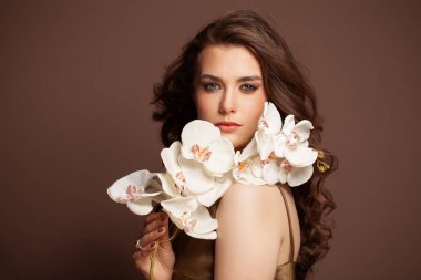 Mükemmel güzellik. Uzun, sağlıklı kıvırcık saçlı, güzel, esmer bir manken kadın.