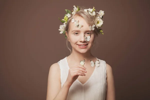 Lächelnde Junge Blonde Dame Mit Weißen Frühlingsblumen Haar Und Schmetterling — Stockfoto