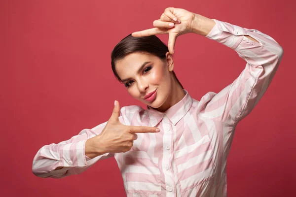 Allegro Splendida Giovane Donna Indossa Camicia Righe Bianche Rosa Sorridente — Foto Stock