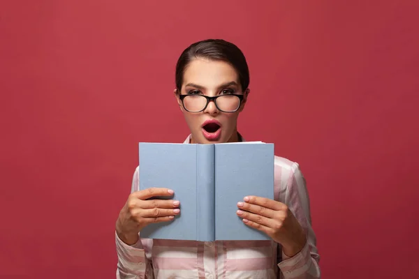 Retrato Mulher Inteligente Surpreso Óculos Segurando Livro Com Tampa Vazia — Fotografia de Stock