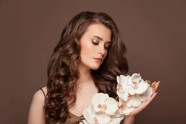 Portrét Modelky Krásná Fena Dlouhými Perfektními Kudrnatými Vlasy Bílými Květy — Stock fotografie
