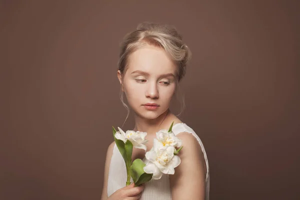 Stilvolle Blonde Frau Trägt Weißes Tuch Mit Blumenstrauß — Stockfoto