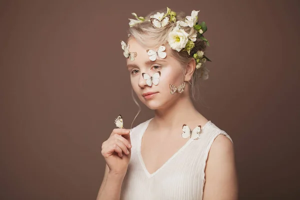 Schöne Junge Frau Weißem Tuch Hält Weiße Schmetterlinge Und Blumen — Stockfoto