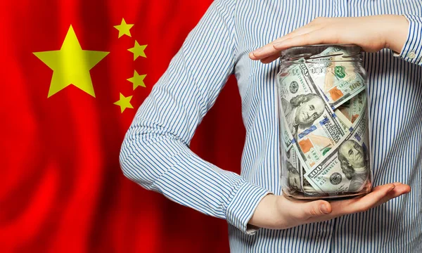 Mãos Segurando Dólares Americanos Fundo Bandeira Chinesa — Fotografia de Stock