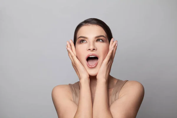 Chocado Surpreendido Mulher Com Boca Aberta Fundo Branco — Fotografia de Stock