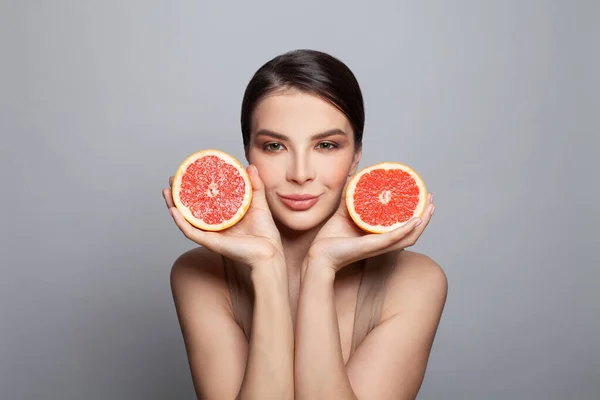 Mujer Joven Con Frutas Sobre Fondo Gris Bonita Modelo Mostrando — Foto de Stock