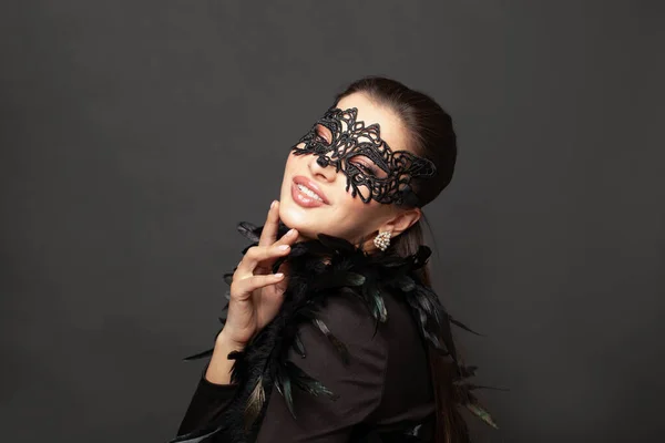 Siyah Karnaval Maskeli Gülen Kadın Siyah Arka Planda Büyüleyici Bir — Stok fotoğraf