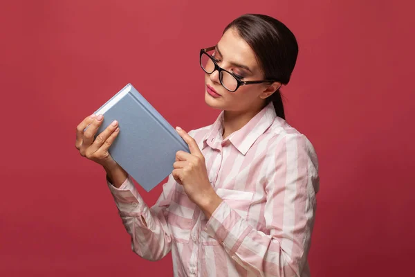 Smart Ung Kvinna Glasögon Hålla Bok Med Mock Kopiera Utrymme — Stockfoto